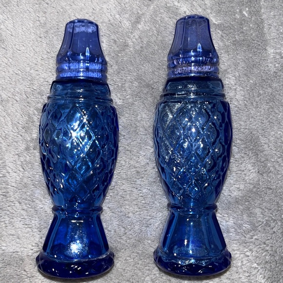 Vintage 1970’s AVON Crystal Point Cobalt blue SALT & PEPPER SHAKER SET - Picture 1 of 2